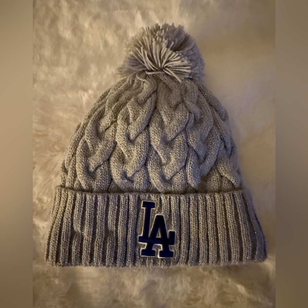 Official Los Angeles Dodgers beanie with Pom-Pom.